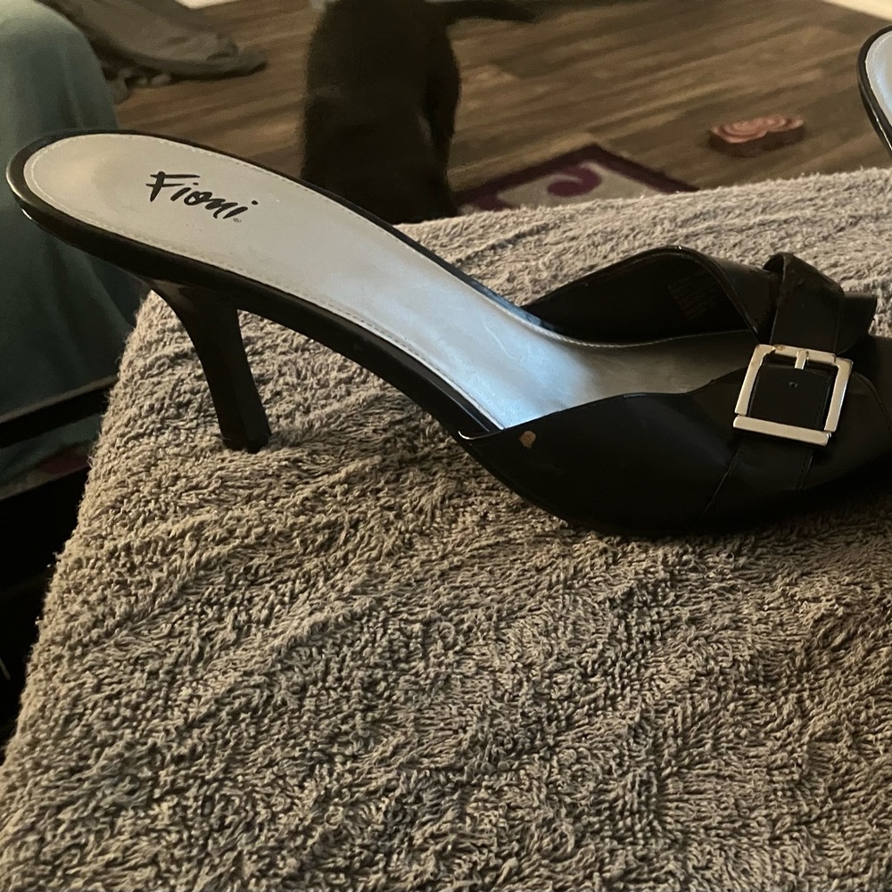 Used Black Kitty Heel with silver buckle. Wide Width.